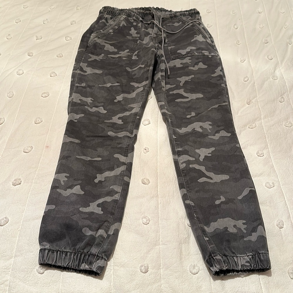 New American Eagle next level stretch camo joggers Size 8
